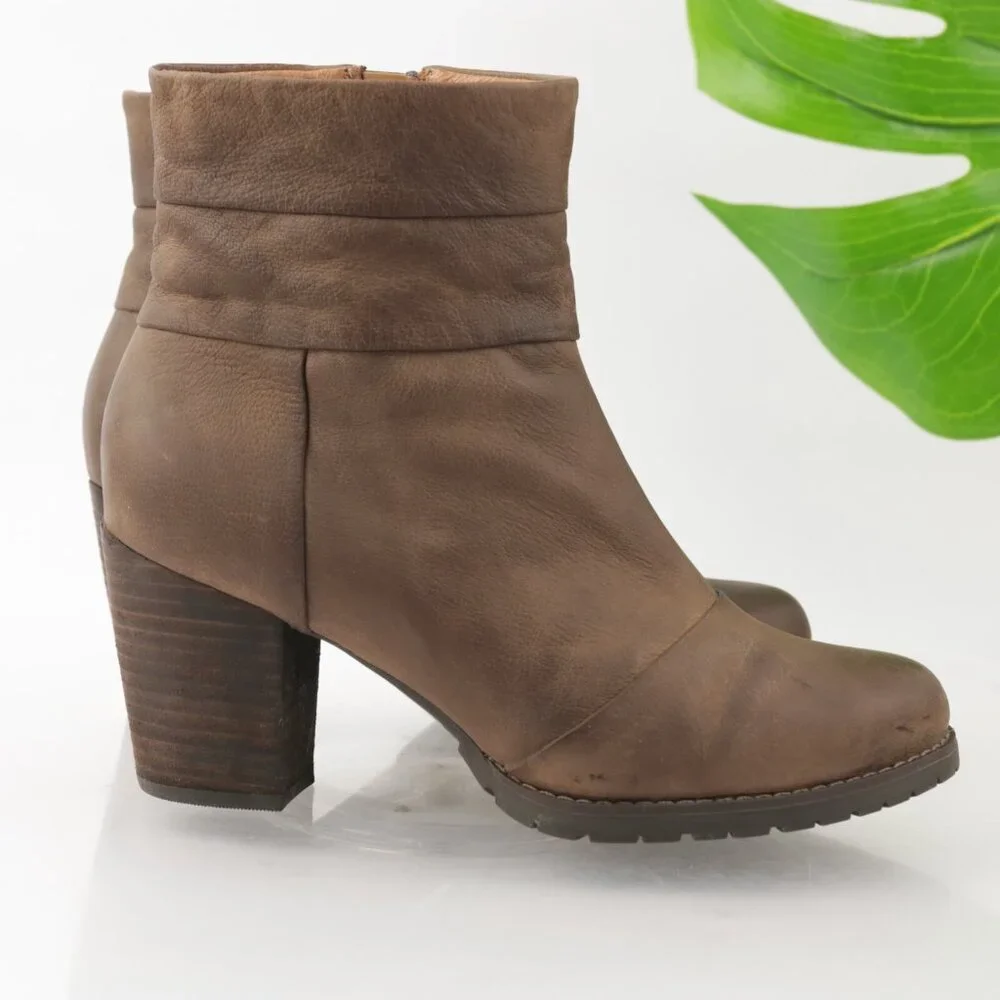 Clarks Womens Mission Zelle Boot Size 6‎ Brown Leather Block Heel Lug Sole Comfy